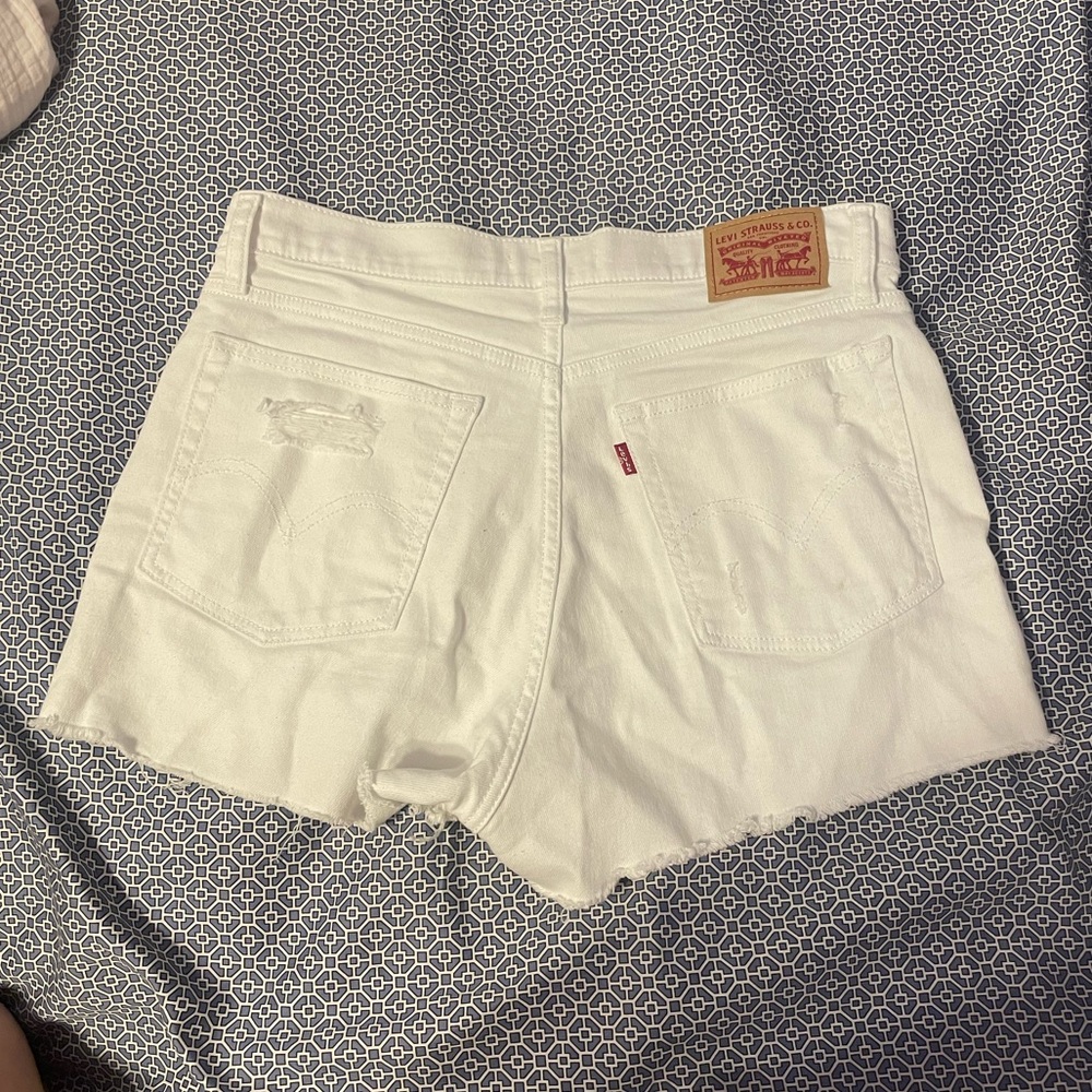 🔴High waisted Levi’s shorts